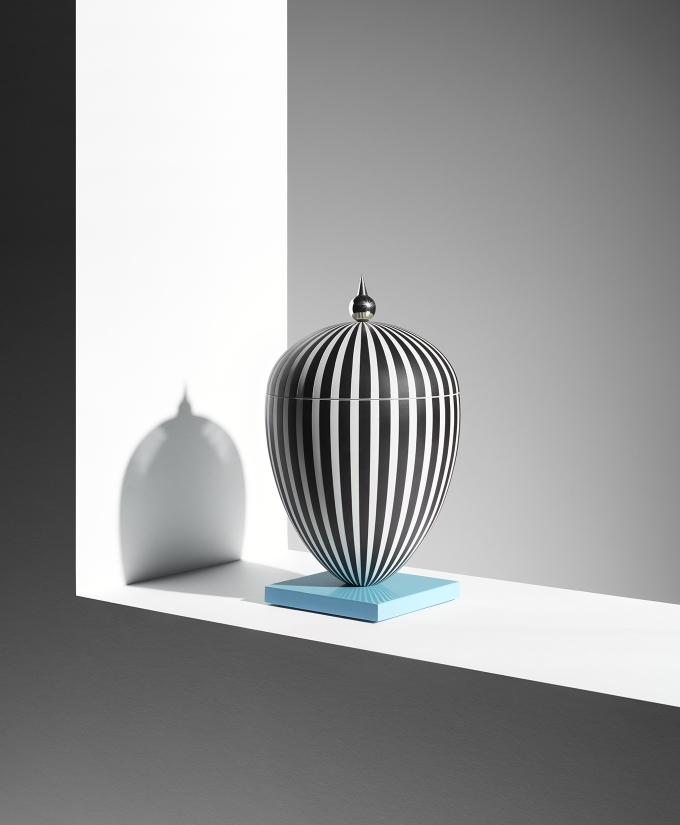 croppedimage680825-Wedgwood-by-Lee-Broom-Vase-On-Blue-Rectangle-photo-credit-Michael-Bodiam
